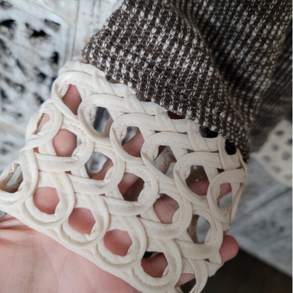 Entro Long-sleeved Sweater with Cutout Detail Trim - Picture 5 of 12